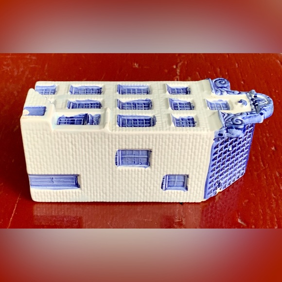 Vintage Blue White Ceramic Delftware Figural House Building Coin Bank - Picture 8 of 11